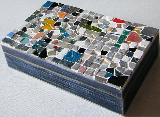 39-caja-con-mosaico-decorada-en-estilo-rustico--00-caja-mosaico-piezas-rusticas
